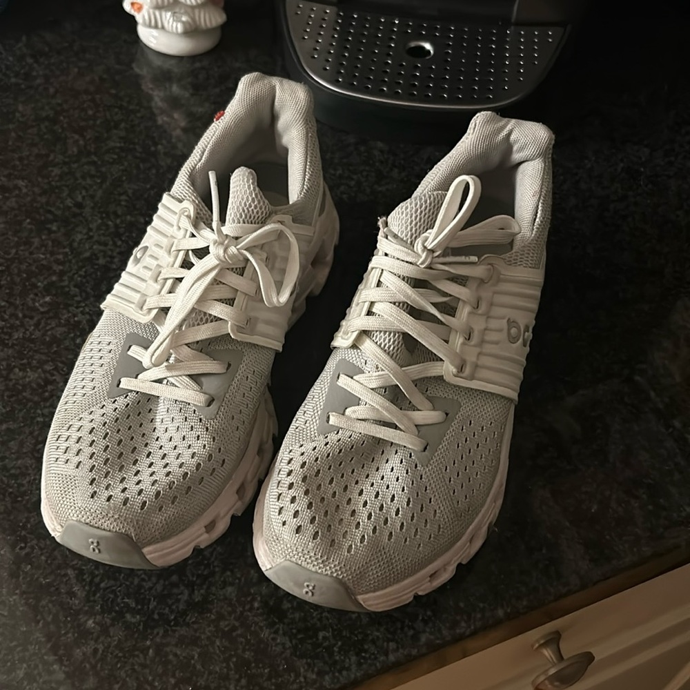 On cloud size 5.5 barely worn